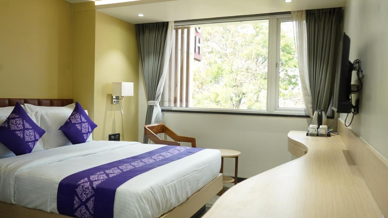 Purple Beds By Vits Dwarkesh, Surat Hotel Salabatpura Екстериор снимка