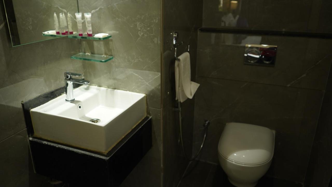 Purple Beds By Vits Dwarkesh, Surat Hotel Salabatpura Екстериор снимка