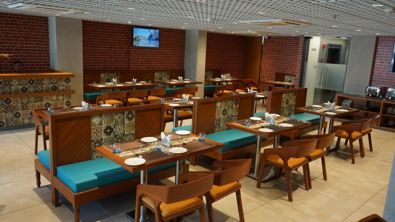 Purple Beds By Vits Dwarkesh, Surat Hotel Salabatpura Екстериор снимка