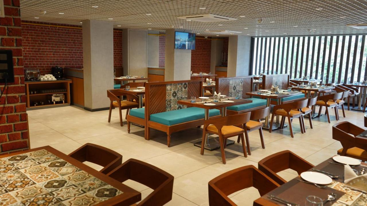 Purple Beds By Vits Dwarkesh, Surat Hotel Salabatpura Екстериор снимка