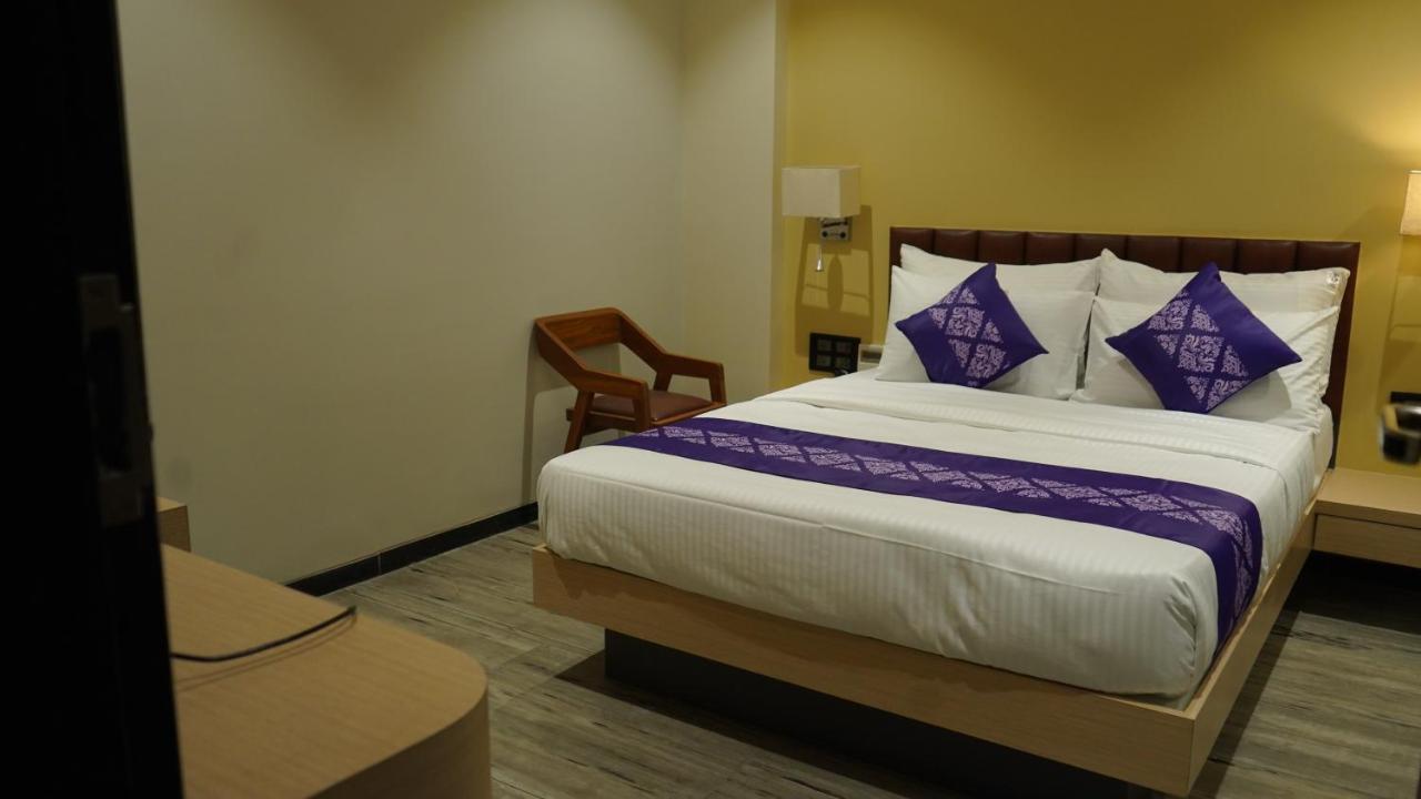Purple Beds By Vits Dwarkesh, Surat Hotel Salabatpura Екстериор снимка