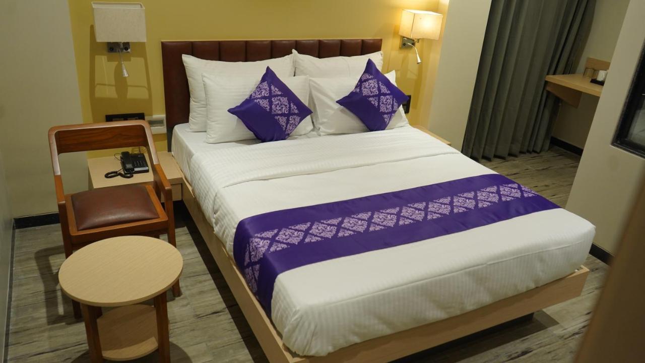 Purple Beds By Vits Dwarkesh, Surat Hotel Salabatpura Екстериор снимка