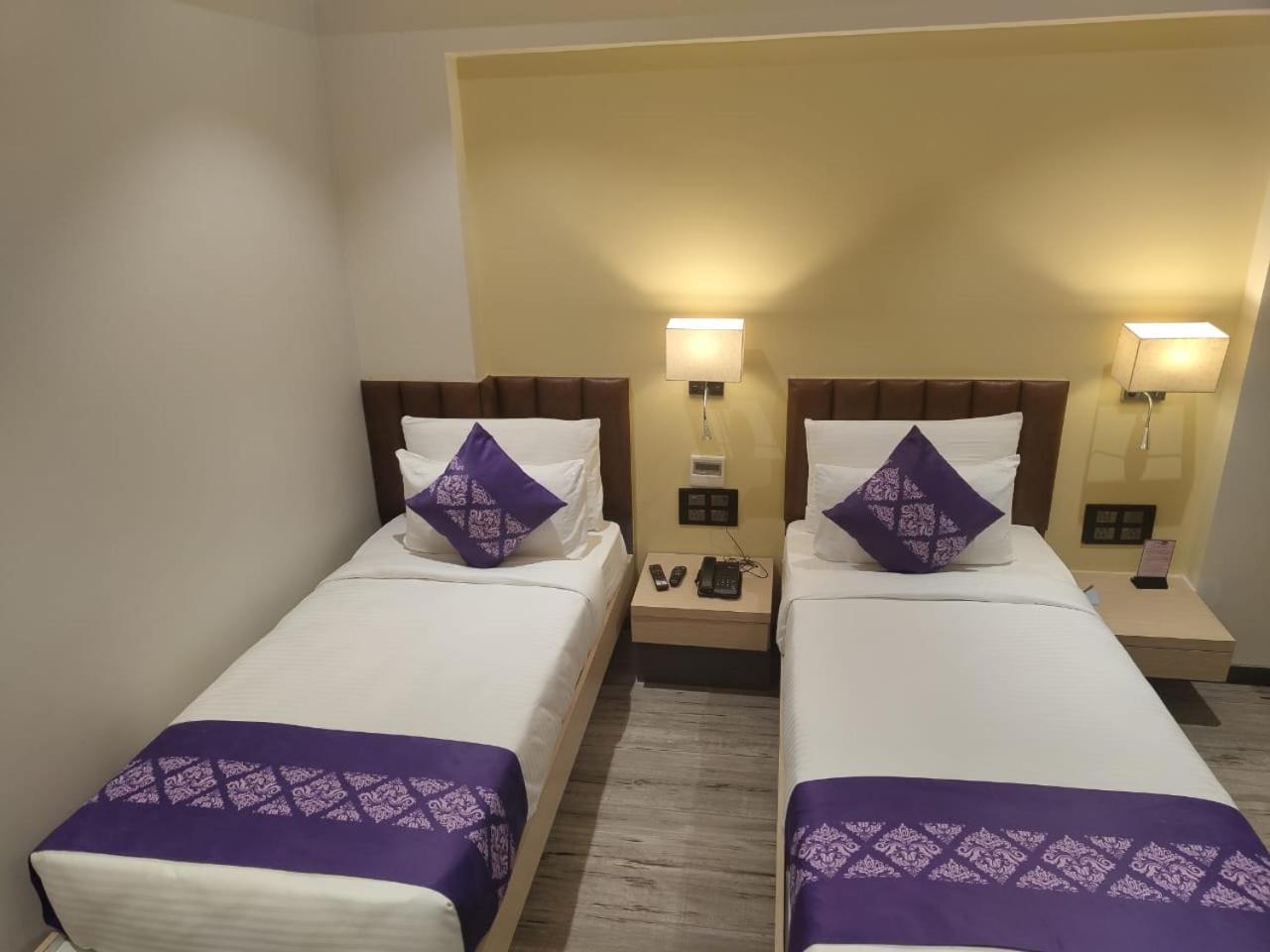 Purple Beds By Vits Dwarkesh, Surat Hotel Salabatpura Екстериор снимка
