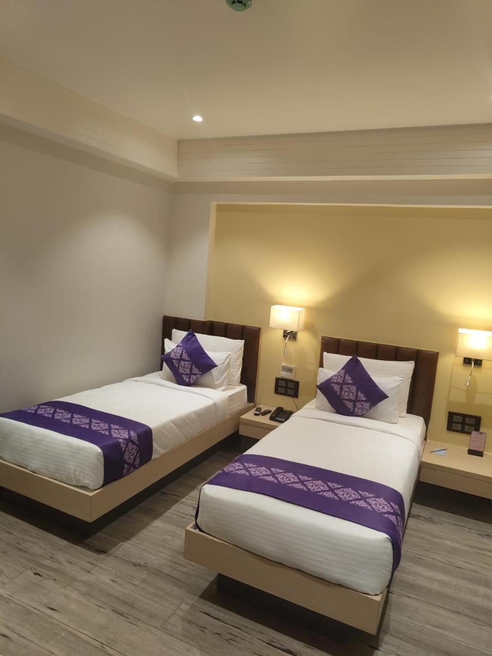 Purple Beds By Vits Dwarkesh, Surat Hotel Salabatpura Екстериор снимка