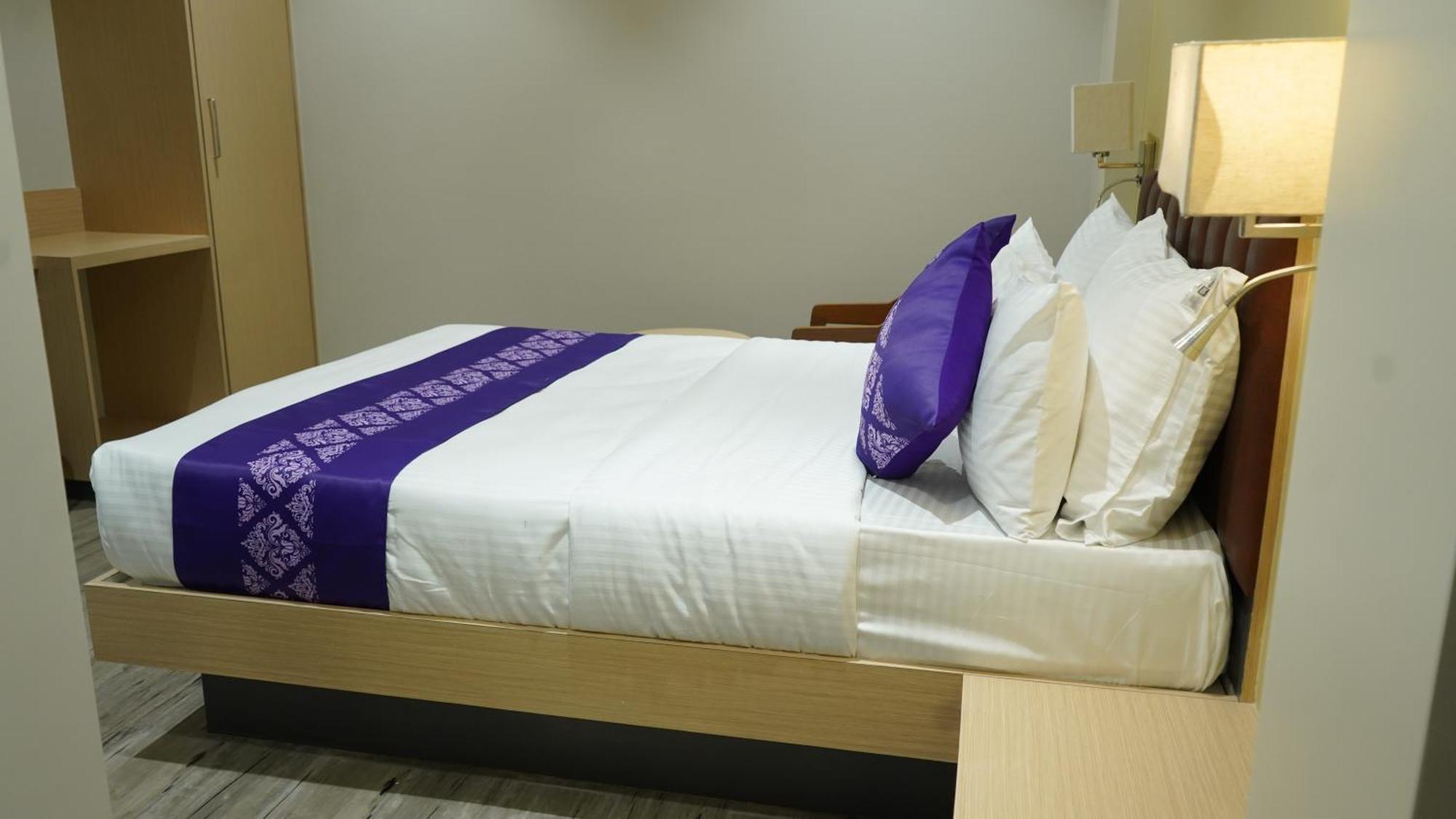 Purple Beds By Vits Dwarkesh, Surat Hotel Salabatpura Екстериор снимка